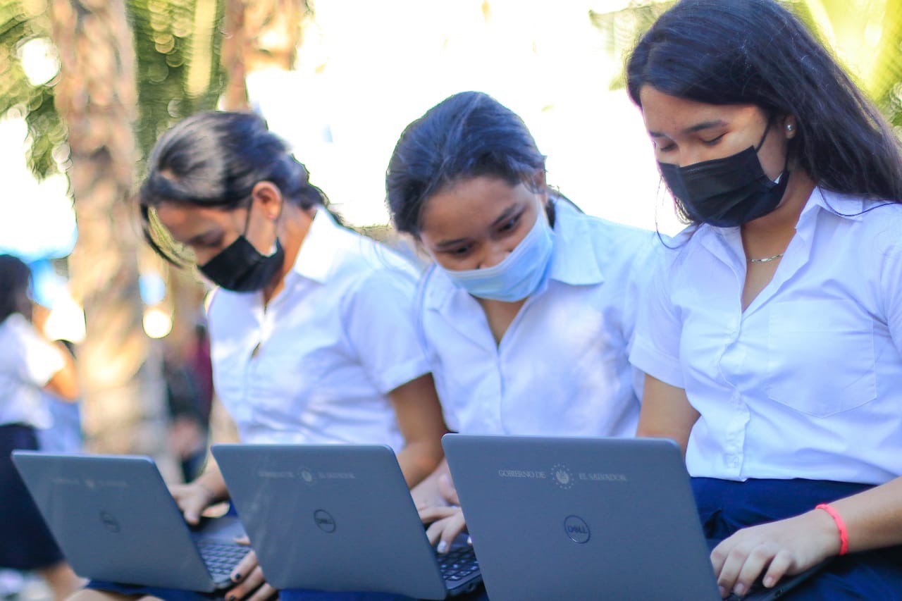 avanzan-esfuerzos-del-gobierno-por-cerrar-la-brecha-digital-en-el-sistema-educativo